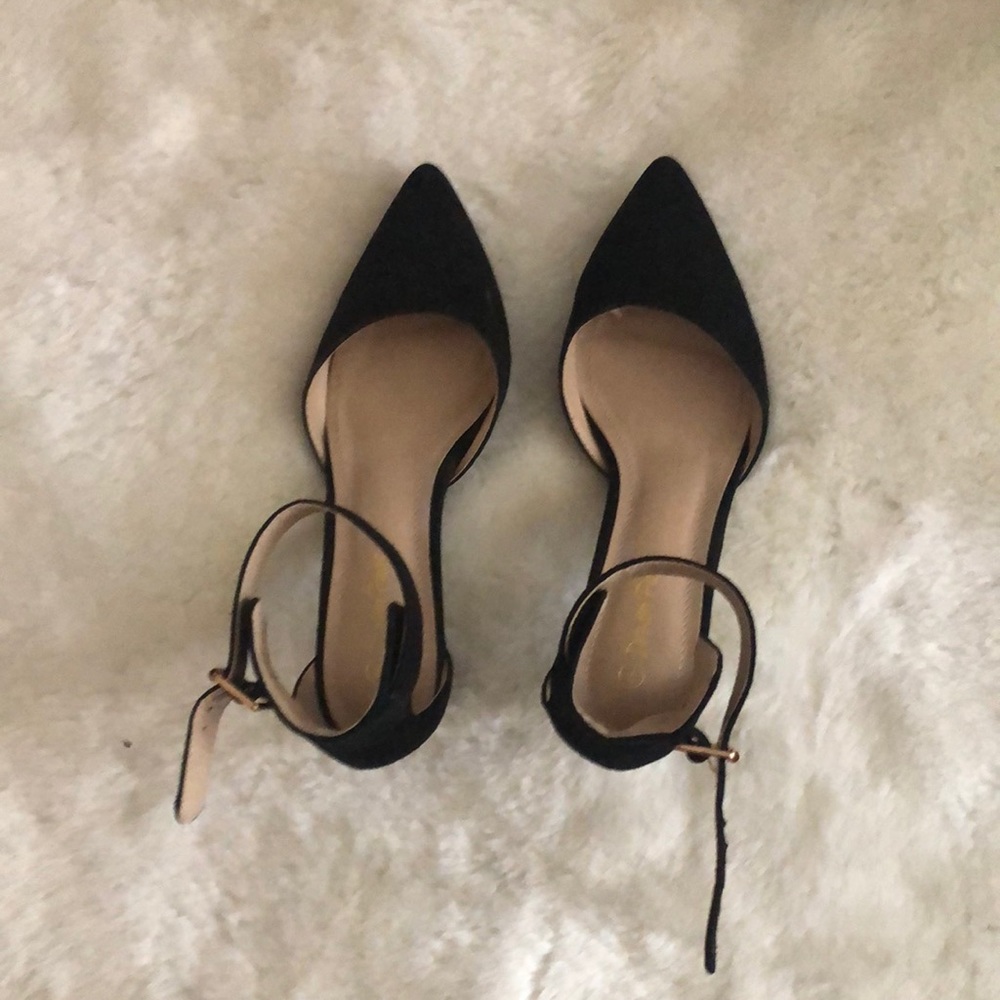 Black mid heel court shoe